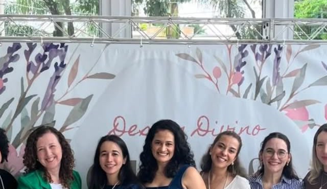 Mulheres reunidas ao fim de um encontro