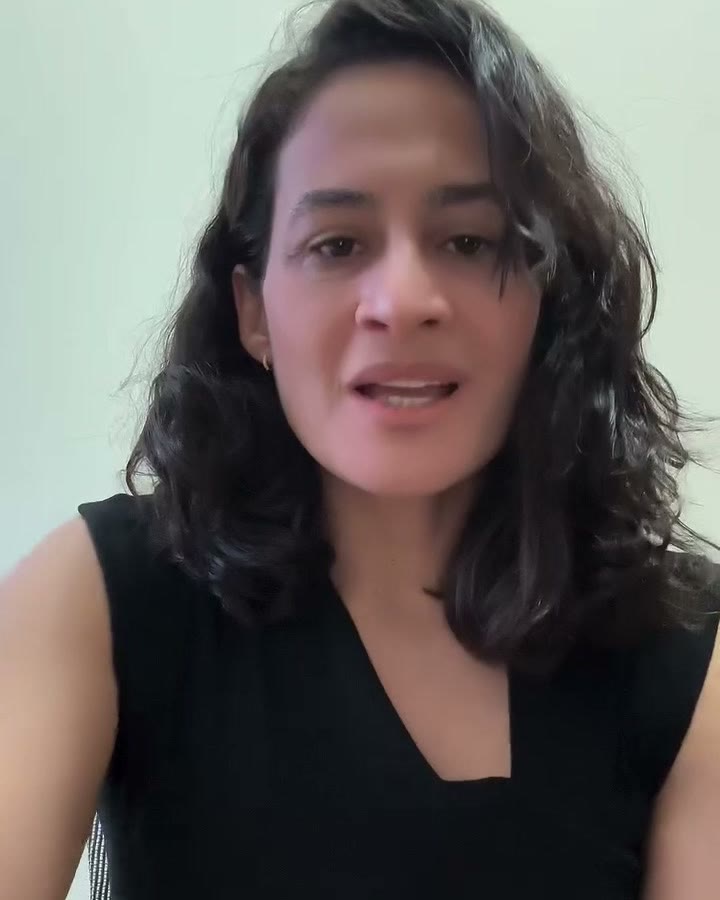 Tatiele Mello gravando um vídeo